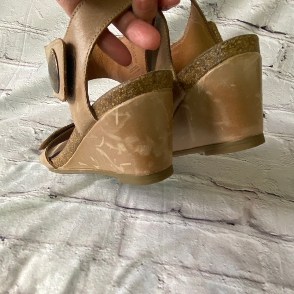 Taos Carousel Tan Wedges - Picture 12 of 16